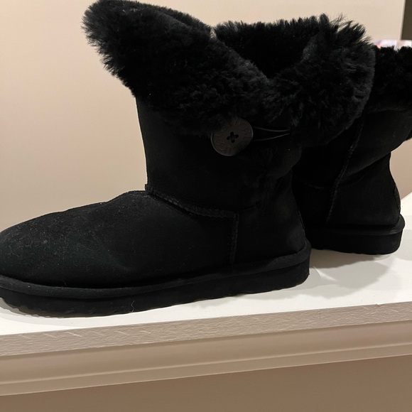 UGG Australia Bailey Button Short Boots Black Suede Sheepskin. Women’s size 8 - Picture 11 of 11